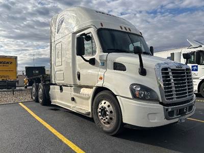Freightliner Cascadia 113 Sleeper Semi Truck - 72" Integral Sleeper, 450HP, 12 Speed Automatic
