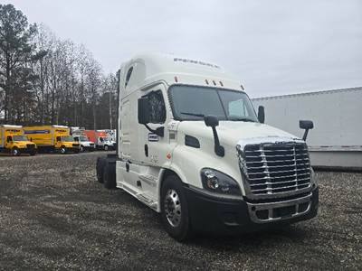 Freightliner Cascadia 113 Sleeper Semi Truck - 72" Integral Sleeper, 450HP, 12 Speed Automatic