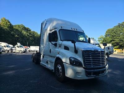 Freightliner Cascadia 113 Sleeper Semi Truck - 72" Integral Sleeper, 450HP, 12 Speed Automatic