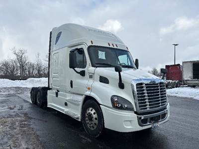 Freightliner Cascadia 113 Sleeper Semi Truck - 72" Integral Sleeper, 450HP, 12 Speed Automatic