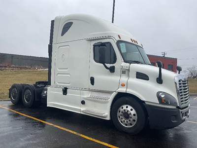 Freightliner Cascadia 113 Sleeper Semi Truck - 72" Integral Sleeper, 450HP, 12 Speed Automatic