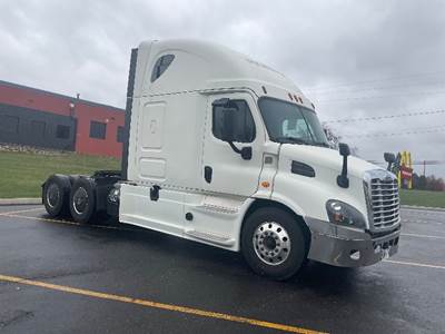 Freightliner Cascadia 113 Sleeper Semi Truck - 72" Integral Sleeper, 450HP, 12 Speed Automatic