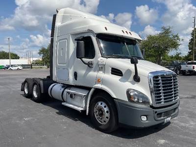 Freightliner Cascadia 113 Sleeper Semi Truck - 48" Integral Sleeper, 450HP, 10 Speed Manual