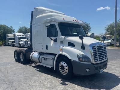 Freightliner Cascadia 113 Sleeper Semi Truck - 48" Integral Sleeper, 450HP, 10 Speed Manual