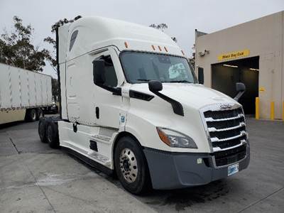 Freightliner Cascadia 116 Sleeper Semi Truck - 72" Integral Sleeper, 450HP, 12 Speed Automatic