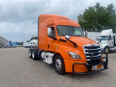 Freightliner Cascadia 116 Sleeper Semi Truck - 60" Integral Sleeper, 450HP, 12 Speed Automatic