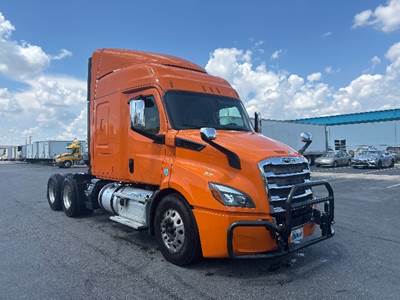 Freightliner Cascadia 116 Sleeper Semi Truck - 60" Integral Sleeper, 450HP, 12 Speed Automatic