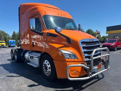 Freightliner Cascadia 116 Sleeper Semi Truck - 60" Integral Sleeper, 450HP, 12 Speed Automatic