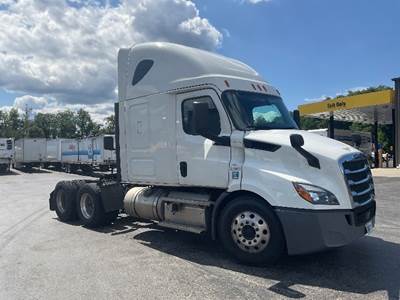 Freightliner Cascadia 116 Sleeper Semi Truck - 60" Integral Sleeper, 450HP, 12 Speed Automatic