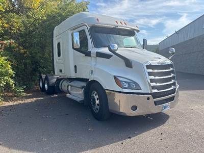Freightliner Cascadia 116 Sleeper Semi Truck - 72" Integral Sleeper, 450HP, 12 Speed Automatic