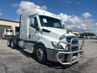 Freightliner Cascadia 116 Sleeper Semi Truck - 48" Integral Sleeper, 470HP, 12 Speed Automatic