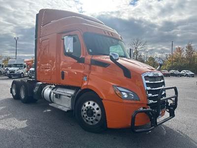 Freightliner Cascadia 116 Sleeper Semi Truck - 60" Integral Sleeper, 450HP, 12 Speed Automatic