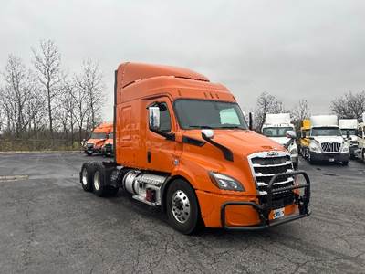 Freightliner Cascadia 116 Sleeper Semi Truck - 60" Integral Sleeper, 450HP, 12 Speed Automatic