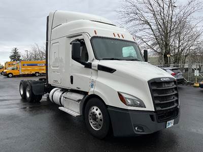 Freightliner Cascadia 116 Sleeper Semi Truck - 60" Integral Sleeper, 470HP, 10 Speed Manual