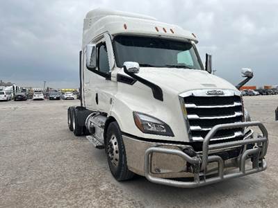 Freightliner Cascadia 116 Sleeper Semi Truck - 48" Integral Sleeper, 470HP, 12 Speed Automatic