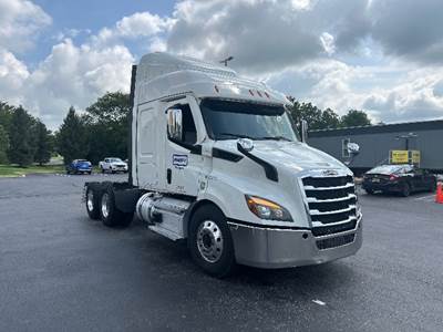Freightliner Cascadia 116 Sleeper Semi Truck - 48" Integral Sleeper, 470HP, 12 Speed Automatic