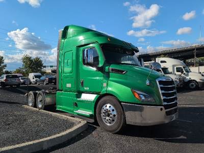 Freightliner Cascadia 116 Sleeper Semi Truck - 48" Integral Sleeper, 450HP, 12 Speed Automatic