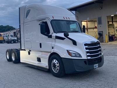 Freightliner Cascadia 116 Sleeper Semi Truck - 72" Integral Sleeper, 450HP, 12 Speed Automatic