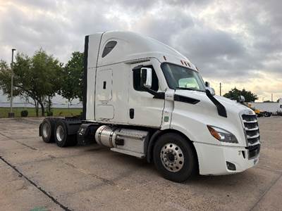 Freightliner Cascadia 116 Sleeper Semi Truck - 60" Integral Sleeper, 470HP, 12 Speed Automatic