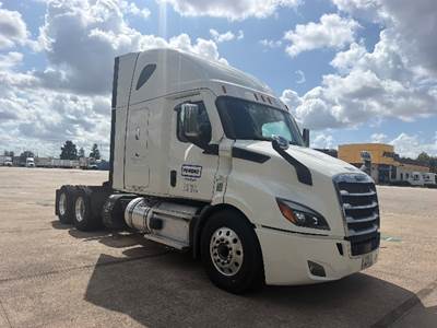 Freightliner Cascadia 116 Sleeper Semi Truck - 60" Integral Sleeper, 470HP, 12 Speed Automatic