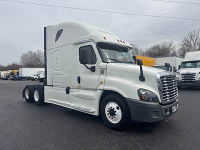 Freightliner Cascadia 125 Sleeper Semi Truck - 72" Integral Sleeper, 475HP, 12 Speed Automatic