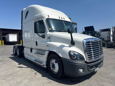 Freightliner Cascadia 125 Sleeper Semi Truck - 72" Integral Sleeper, 455HP, 12 Speed Automatic
