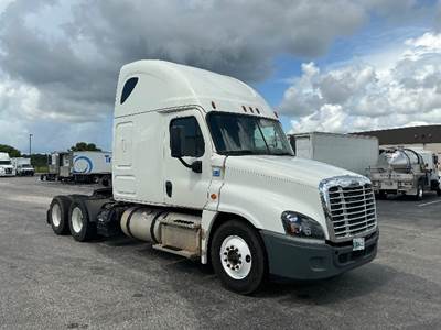 Freightliner Cascadia 125 Sleeper Semi Truck - 72" Integral Sleeper, 455HP, 12 Speed Automatic