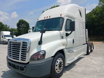 Freightliner Cascadia 125 Sleeper Semi Truck - Integral Sleeper
