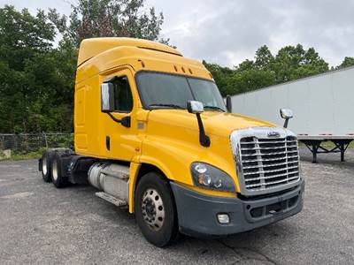 Freightliner Cascadia 125 Sleeper Semi Truck - 72" Integral Sleeper, 455HP, 10 Speed Automatic