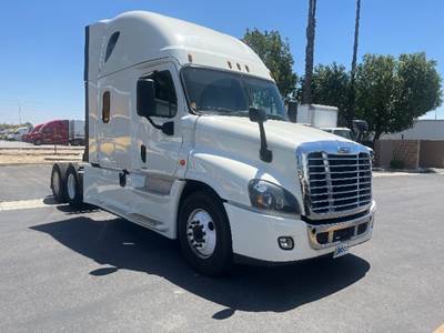 Freightliner Cascadia 125 Sleeper Semi Truck - 72" Integral Sleeper, 455HP, 12 Speed Automatic
