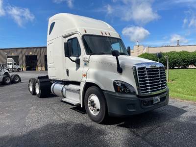 Freightliner Cascadia 125 Sleeper Semi Truck - 72" Integral Sleeper, 455HP, 12 Speed Automatic