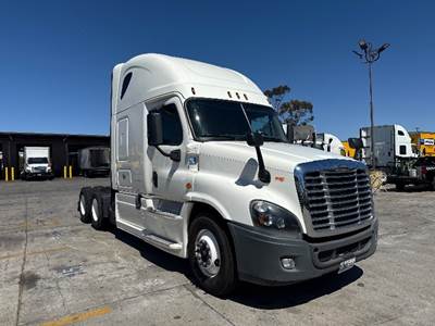 Freightliner Cascadia 125 Sleeper Semi Truck - 72" Integral Sleeper, 455HP, 12 Speed Automatic