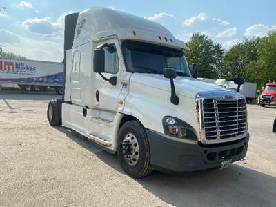 Freightliner Cascadia 125 Single Axle Sleeper Semi Truck - 72" Integral Sleeper, 475HP, 12 Speed Automatic