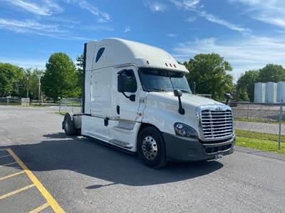 Freightliner Cascadia 125 Single Axle Sleeper Semi Truck - 72" Integral Sleeper, 475HP, 10 Speed Manual
