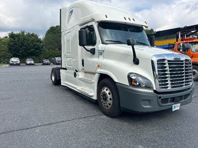 Freightliner Cascadia 125 Single Axle Sleeper Semi Truck - 72" Integral Sleeper, 475HP, 10 Speed Manual