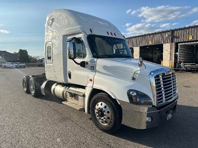 Freightliner Cascadia 125 Sleeper Semi Truck - 72" Integral Sleeper, 455HP, 12 Speed Automatic