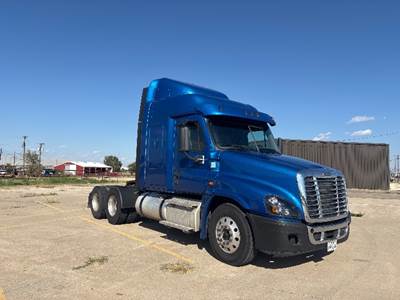 Freightliner Cascadia 125 Sleeper Semi Truck - 48" Integral Sleeper, Cummins 450HP, 13 Speed Automatic