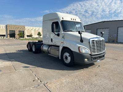 Freightliner Cascadia 125 Sleeper Semi Truck - 48" Integral Sleeper, 450HP, 10 Speed Manual