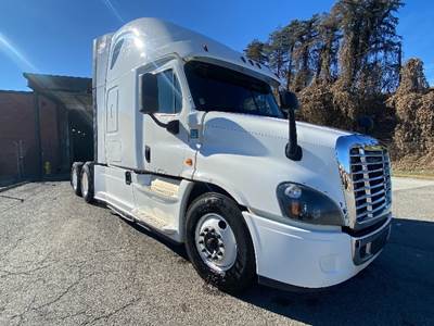 Freightliner Cascadia 125 Sleeper Semi Truck - 72" Integral Sleeper, 455HP, 10 Speed Manual