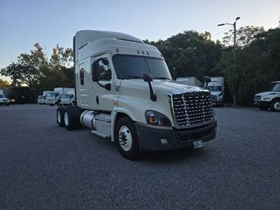 Freightliner Cascadia 125 Sleeper Semi Truck - 60" Integral Sleeper, 450HP, 10 Speed Manual