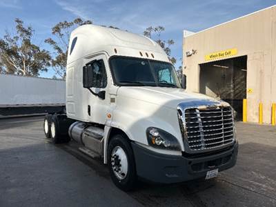 Freightliner Cascadia 125 Sleeper Semi Truck - 72" Integral Sleeper, Cummins 400HP, 10 Speed Automatic
