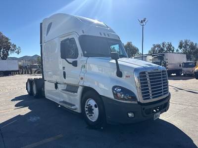 Freightliner Cascadia 125 Sleeper Semi Truck - 72" Integral Sleeper, 455HP, 12 Speed Automatic