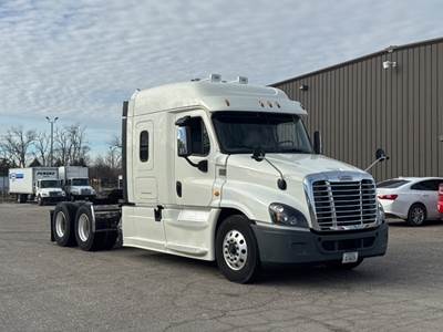 Freightliner Cascadia 125 Sleeper Semi Truck - 60" Integral Sleeper, 455HP, 10 Speed Manual