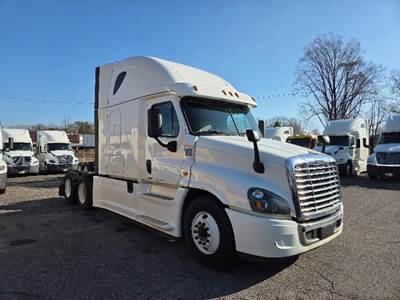 Freightliner Cascadia 125 Sleeper Semi Truck - 72" Integral Sleeper, 455HP, 10 Speed Manual