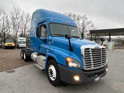 Freightliner Cascadia 125 Sleeper Semi Truck - 72" Integral Sleeper, 455HP, 12 Speed Automatic