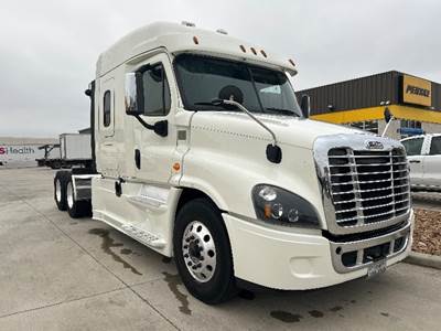 Freightliner Cascadia 125 Sleeper Semi Truck - 60" Integral Sleeper, 455HP, 10 Speed Manual