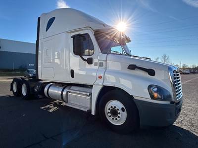 Freightliner Cascadia 125 Sleeper Semi Truck - 72" Integral Sleeper, 450HP, 10 Speed Manual