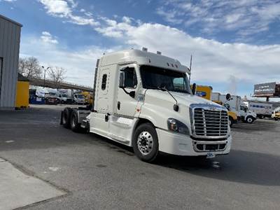 Freightliner Cascadia 125 Sleeper Semi Truck - 60" Integral Sleeper, 455HP, 10 Speed Manual