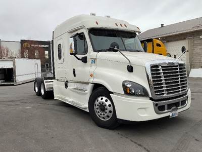 Freightliner Cascadia 125 Sleeper Semi Truck - 60" Integral Sleeper, 455HP, 10 Speed Manual