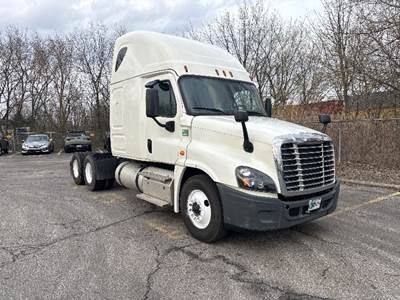 Freightliner Cascadia 125 Sleeper Semi Truck - 72" Integral Sleeper, Cummins 450HP, 10 Speed Manual